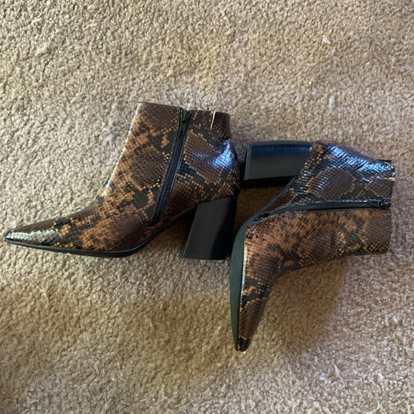 Jeffrey Campbell Ankle Boots Womens Snake Print Leather Pointed Toe Size 7.5 - Picture 4 of 7